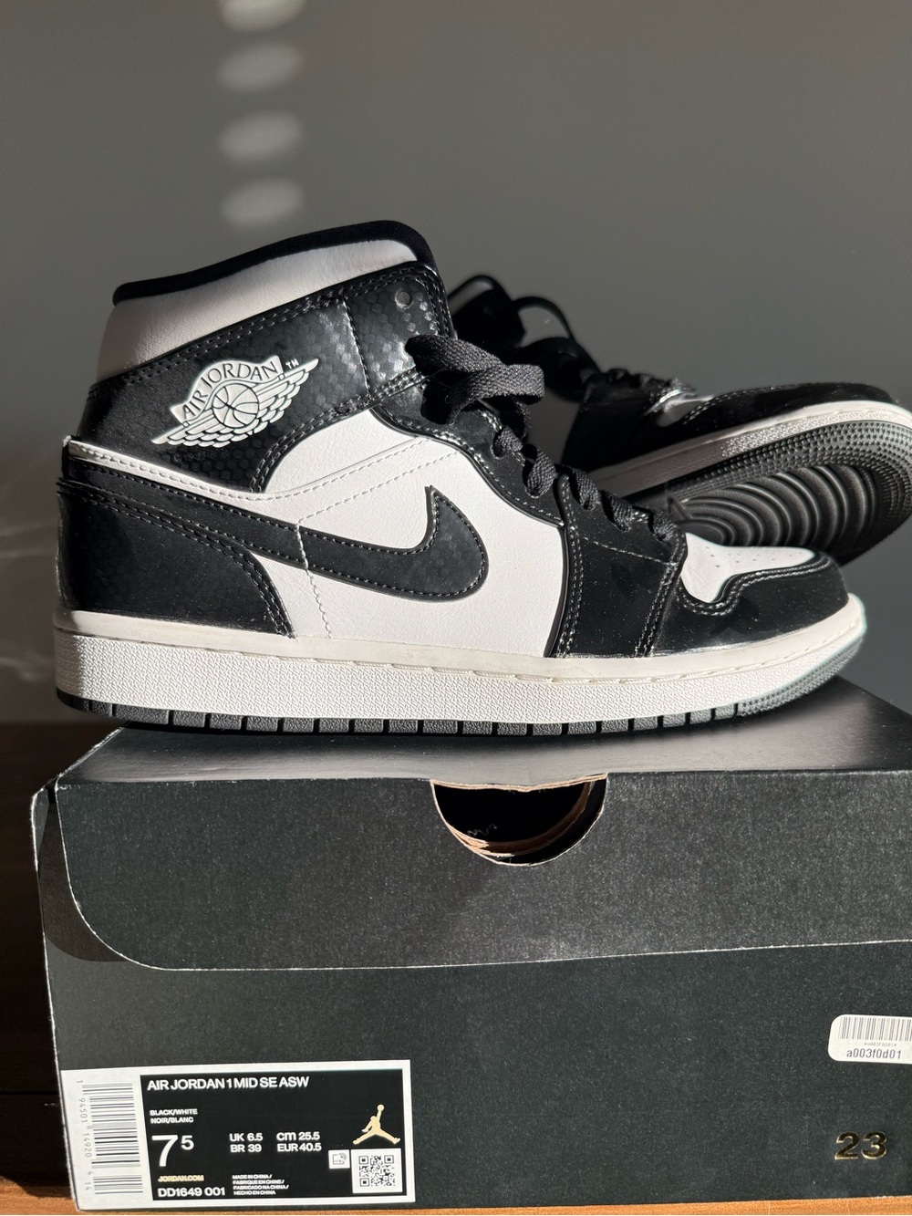 Air Jordan 1 Mid Black/White Sneakers